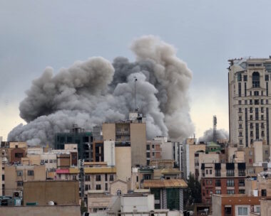 Ένα σύννεφο καπνού υψώνεται μετά από έκρηξη στην Τεχεράνη του Ιράν