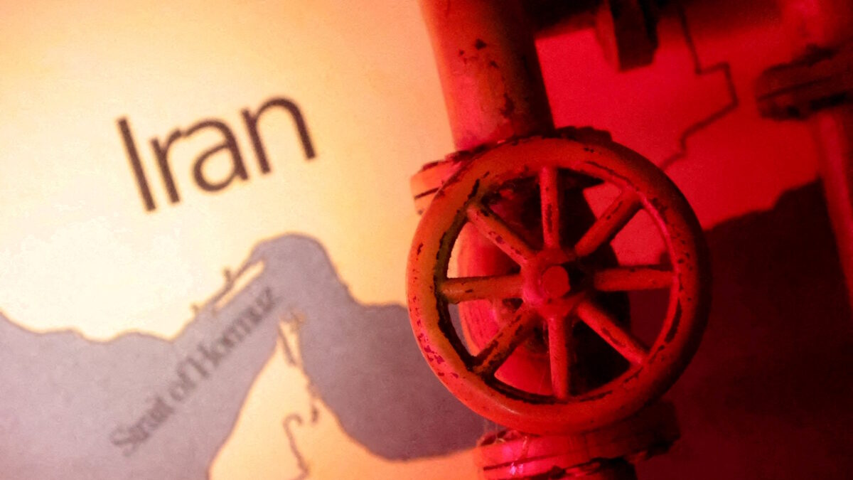 Χάρτης δείχνει τα Στενά του Ορμούζ και το Ιράν πίσω από αγωγό πετρελαίου