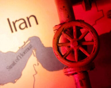 Χάρτης δείχνει τα Στενά του Ορμούζ και το Ιράν πίσω από αγωγό πετρελαίου