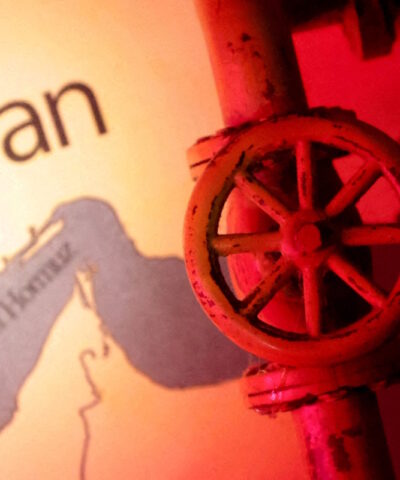 Χάρτης δείχνει τα Στενά του Ορμούζ και το Ιράν πίσω από αγωγό πετρελαίου