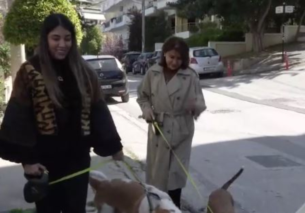 Γυναίκες βγάζουν βόλτα σκύλους