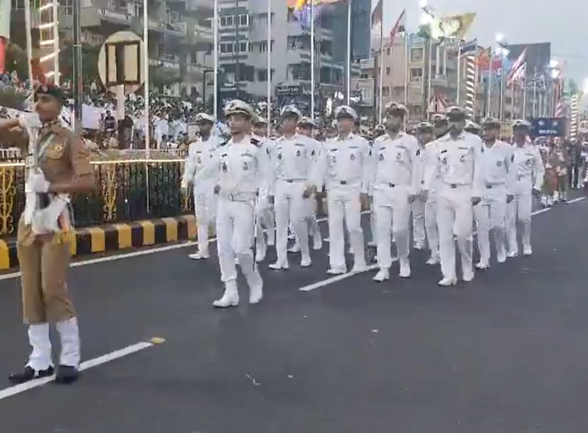 Οι Ιρανοί ναύτες από την φρεγάτα Iris Dena