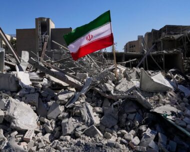 Ιρανική σημαία στα χαλάσματα του αστυνομικού τμήματος στη Τεχεράνη