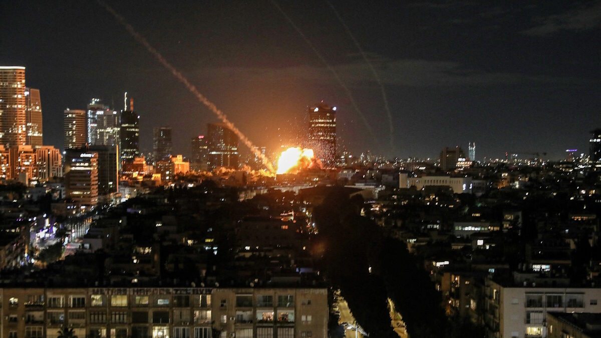 Έκρηξη από πρόσκρουση ιρανικών πυραύλων προς το Ισραήλ