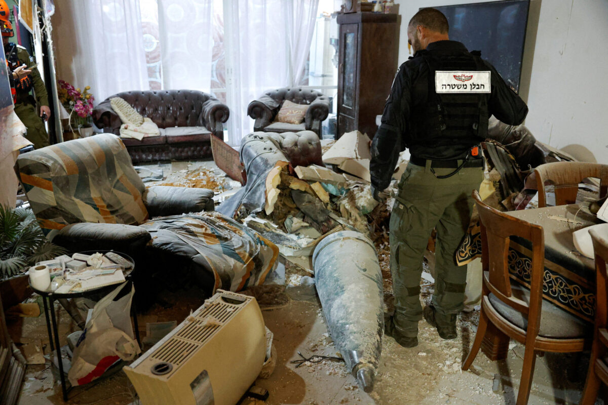 A member of the Israeli police inspects part of an Iranian missile in a living room, after Iran launched barrages of missiles towards Israel, amid the U.S.–Israeli conflict with Iran, in Rehovot Σπίτι στο Ισραήλ / REUTERS/Tomer Appelbaum