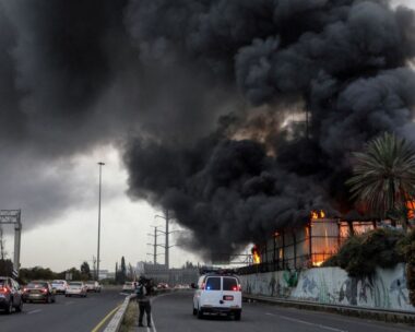 Φωτιά σε περιοχή του κεντρικού Ισραήλ μετά από ιρανική πυραυλική επίθεση