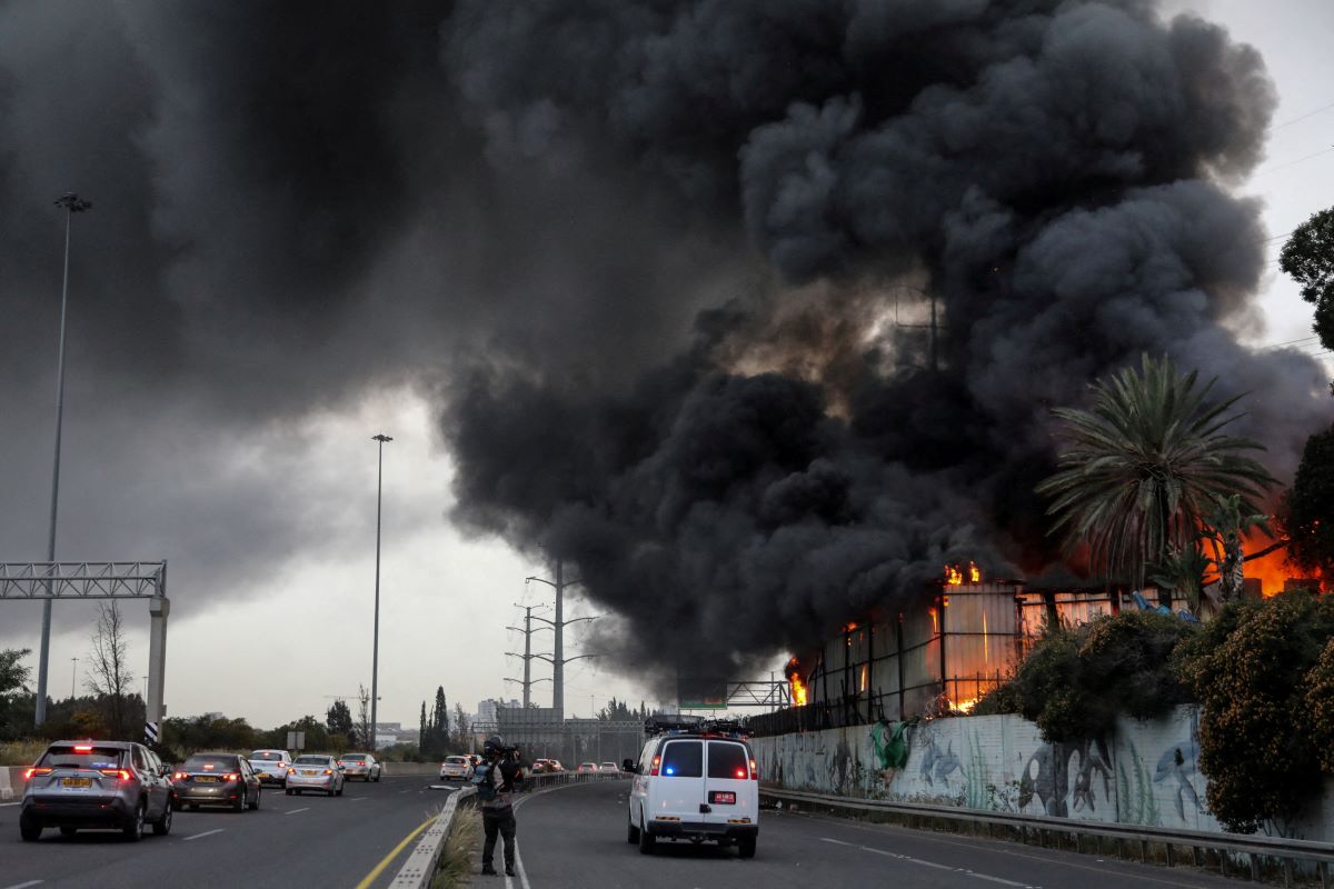 Φωτιά σε περιοχή του κεντρικού Ισραήλ μετά από ιρανική πυραυλική επίθεση