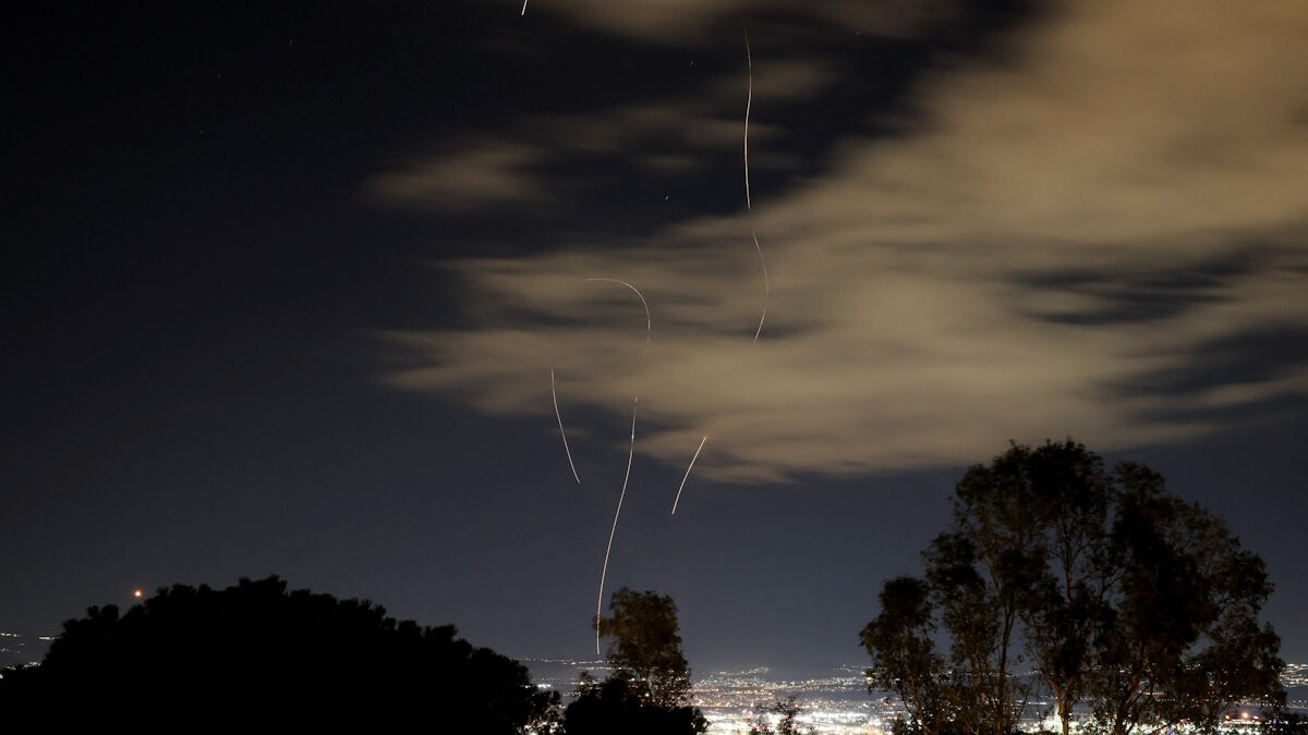 Το ισραηλινό σύστημα αντιπυραυλικής άμυνας πραγματοποιεί αναχαίτιση στη Χάιφα, μετά την εκτόξευση πυραύλων από το Ιράν