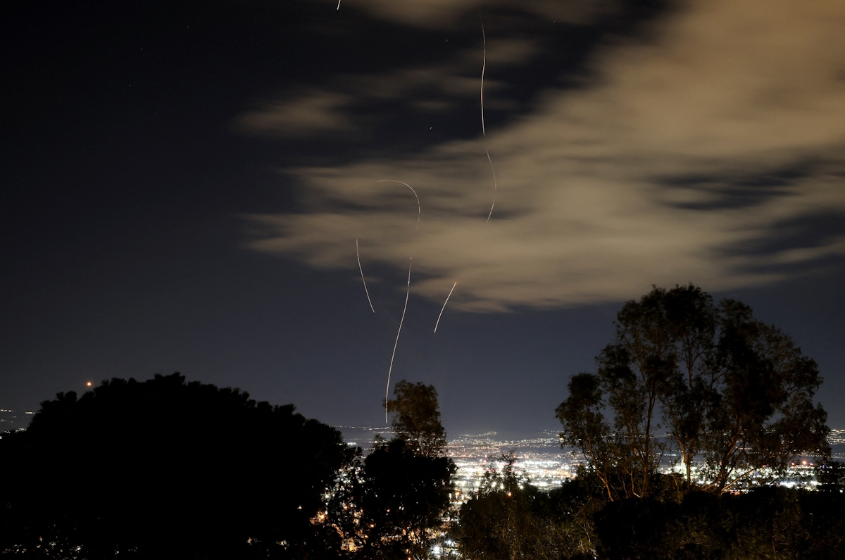 Το ισραηλινό σύστημα αντιπυραυλικής άμυνας πραγματοποιεί αναχαίτιση στη Χάιφα, μετά την εκτόξευση πυραύλων από το Ιράν