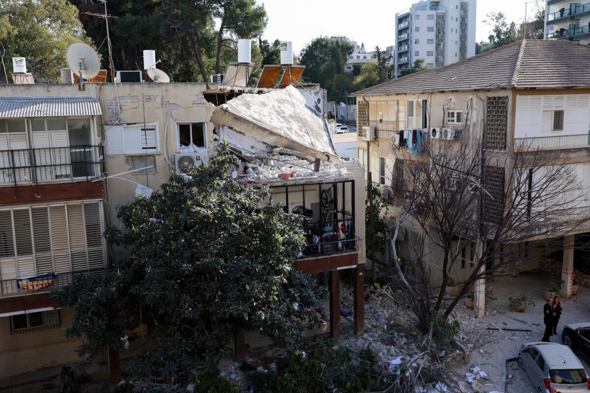 Συντρίμμια από ιρανικό πλήγμα στο Ισραήλ
