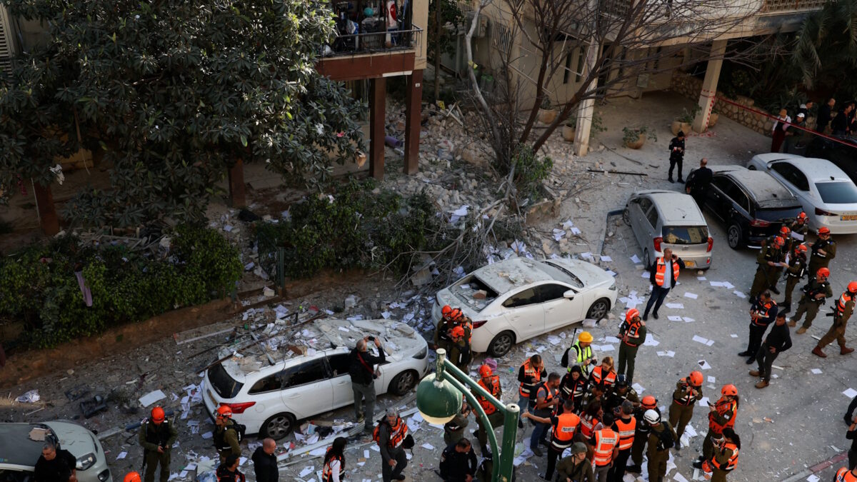 Συντρίμμια από ιρανικό πλήγμα στο Ισραήλ