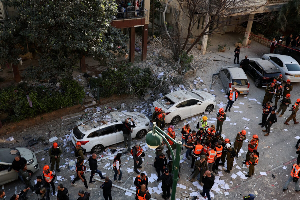 Συντρίμμια από ιρανικό πλήγμα στο Ισραήλ
