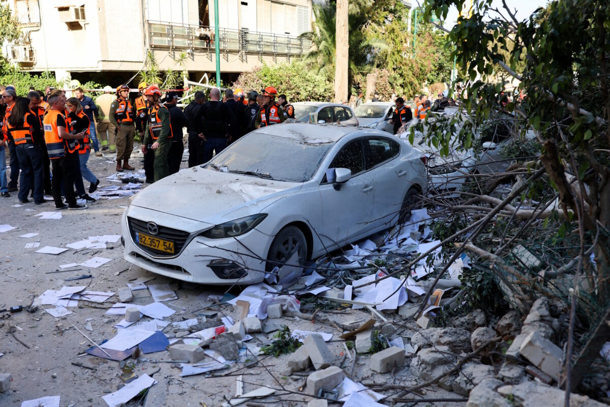 Συντρίμμια από ιρανικό πλήγμα στο Ισραήλ