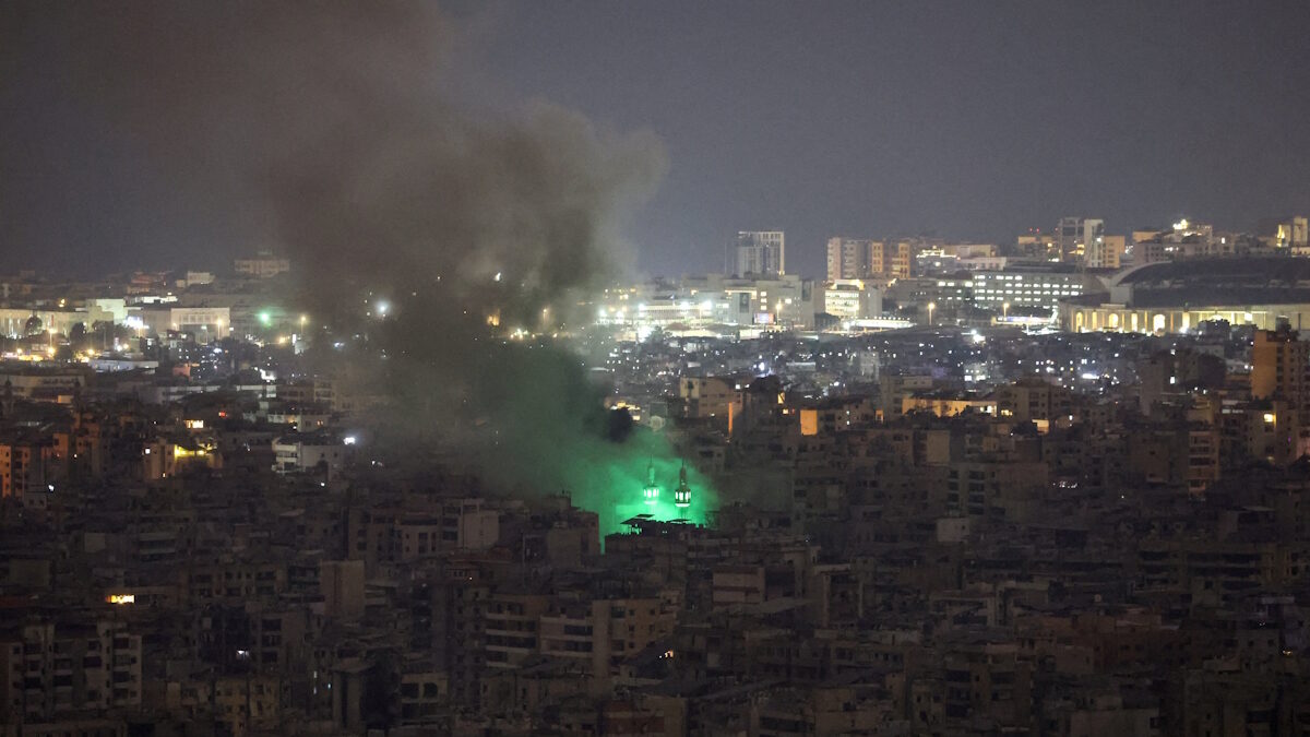 Σύννεφα καπνού υψώνονται μετά από ισραηλινή αεροπορική επιδρομή στα νότια προάστια της Βηρυτού, έπειτα από την κλιμάκωση της σύγκρουσης μεταξύ της Χεζμπολάχ και του Ισραήλ, εν μέσω της αμερικανο-ισραηλινής αντιπαράθεσης με το Ιράν