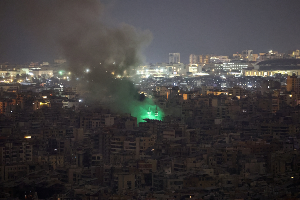 Σύννεφα καπνού υψώνονται μετά από ισραηλινή αεροπορική επιδρομή στα νότια προάστια της Βηρυτού, έπειτα από την κλιμάκωση της σύγκρουσης μεταξύ της Χεζμπολάχ και του Ισραήλ, εν μέσω της αμερικανο-ισραηλινής αντιπαράθεσης με το Ιράν