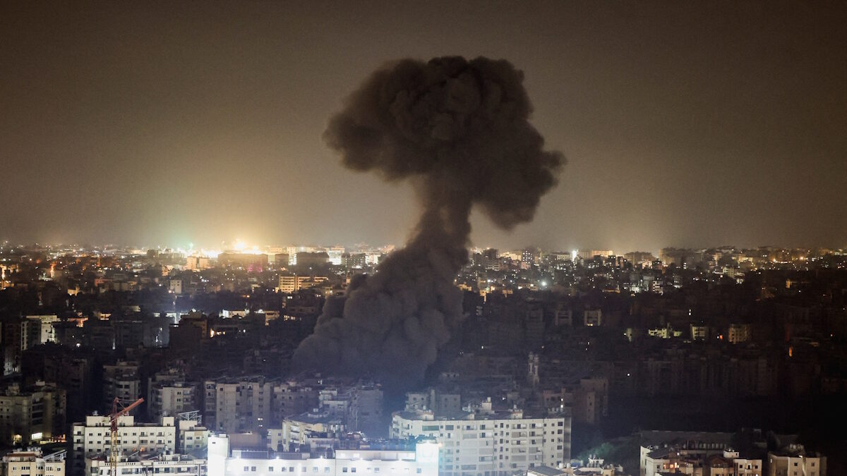 Σύννεφα καπνού υψώνονται μετά από ισραηλινή αεροπορική επιδρομή στα νότια προάστια της Βηρυτού, έπειτα από την κλιμάκωση της σύγκρουσης μεταξύ της Χεζμπολάχ και του Ισραήλ, εν μέσω της αμερικανο-ισραηλινής αντιπαράθεσης με το Ιράν