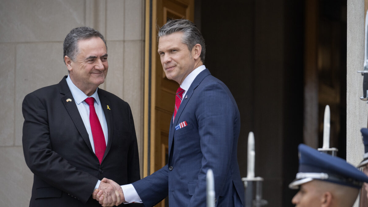 Αριστερά ο Ισραηλινός ΥΠΑΜ Ισραέλ Κατζ και δεξιά ο Αμερικανός ΥΠΑΜ Πιτ Χέγκσεθ