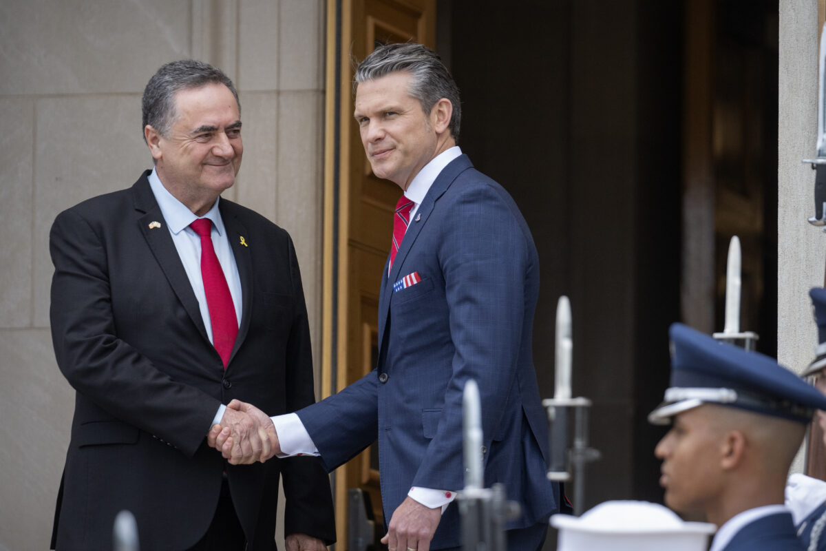 Αριστερά ο Ισραηλινός ΥΠΑΜ Ισραέλ Κατζ και δεξιά ο Αμερικανός ΥΠΑΜ Πιτ Χέγκσεθ