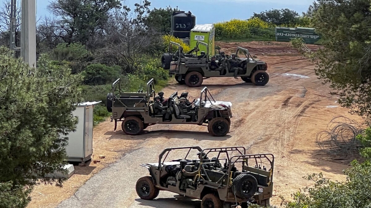 Ισραηλινά στρατεύματα στον Λίβανο παίρνουν θέσεις μάχης εντάντια στην Χεζμπολάχ