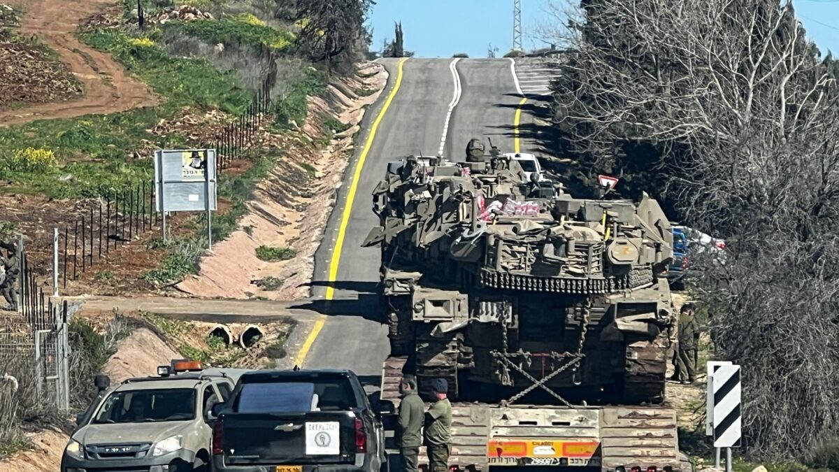 Ιρσαηλινά οχήματα στα σύνορα Ισραήλ - Λιβάνου
