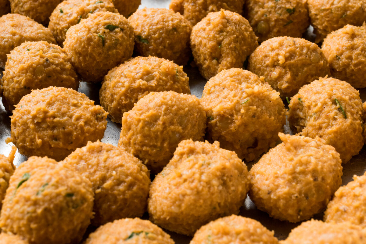 Συνταγή για νηστίσιμα κεφτεδάκια κόκκινης φακής με ρύζι