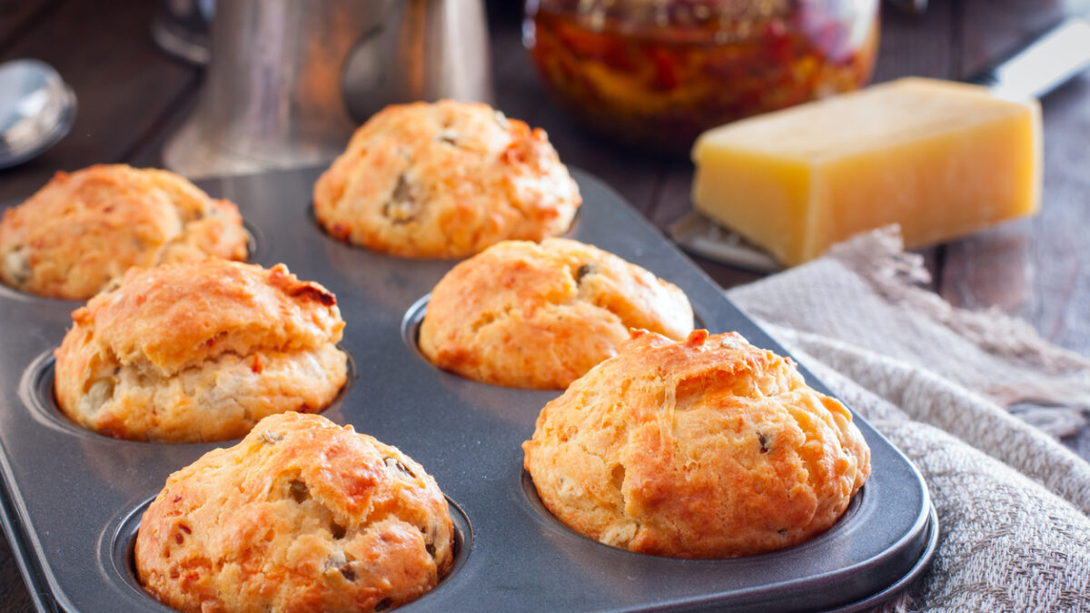 Αλμυρά κεκάκια με καραμελωμένο κρεμμύδι