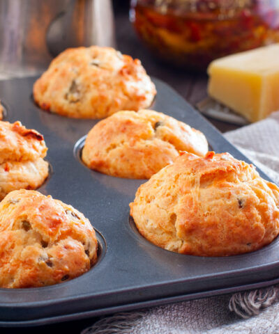 Αλμυρά κεκάκια με καραμελωμένο κρεμμύδι