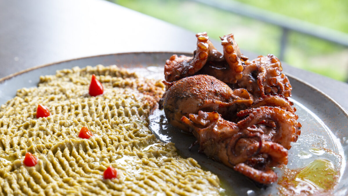 Κοκκινιστό χταπόδι με φάβα