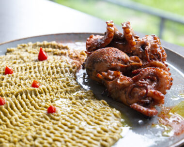 Κοκκινιστό χταπόδι με φάβα