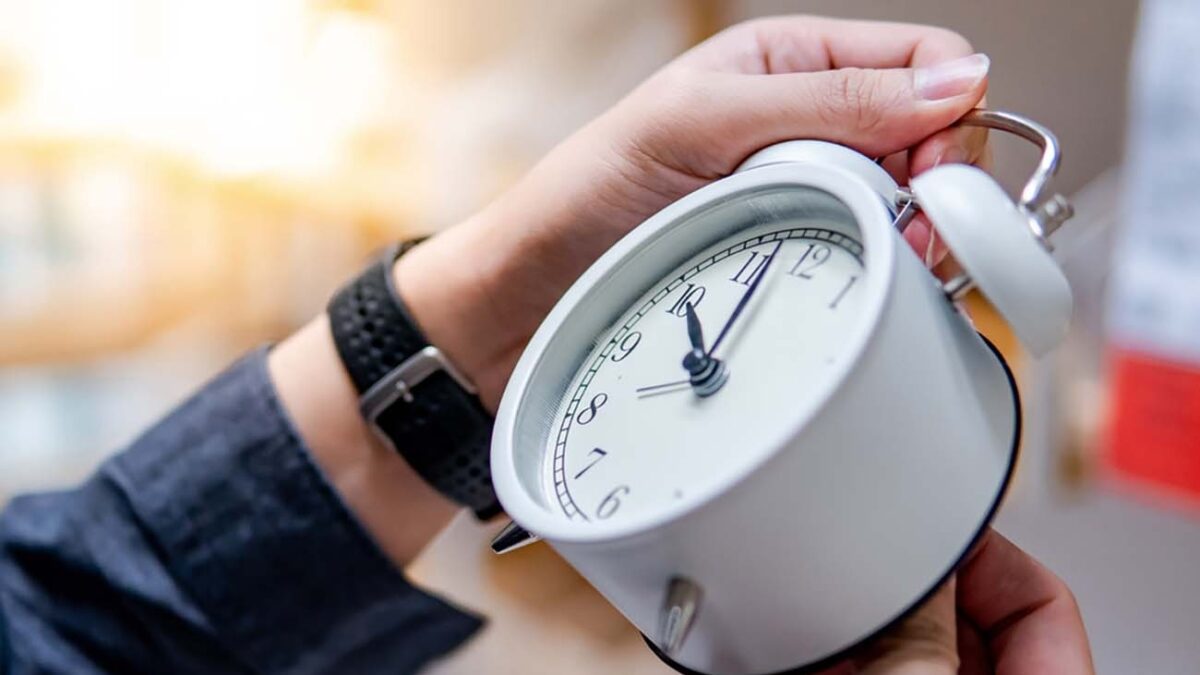 Αλλαγή ώρας 2026: Ποια Κυριακή του Μαρτίου πάμε τα ρολόγια μας μία ώρα μπροστά