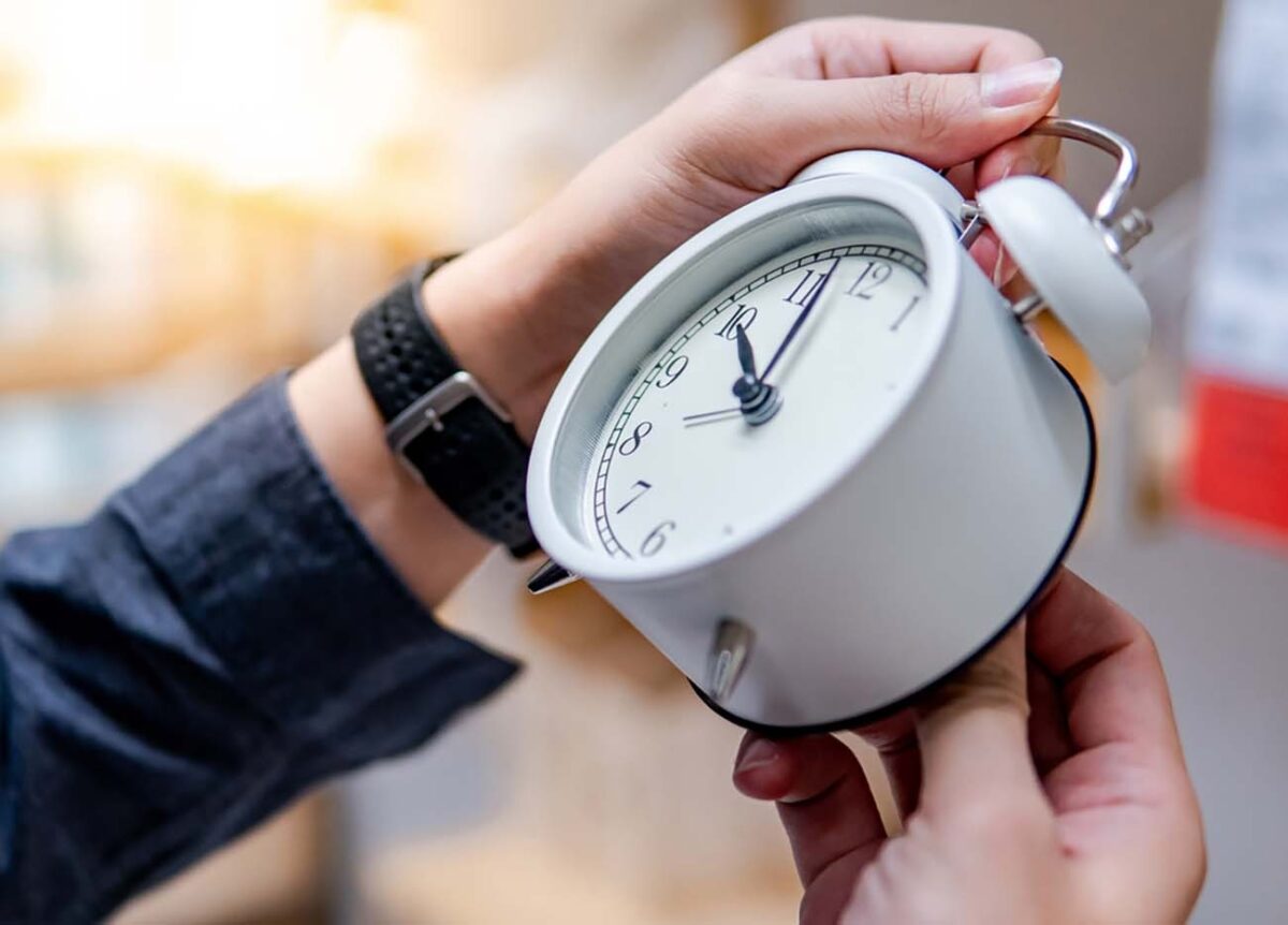 Αλλαγή ώρας 2026: Ποια Κυριακή του Μαρτίου πάμε τα ρολόγια μας μία ώρα μπροστά