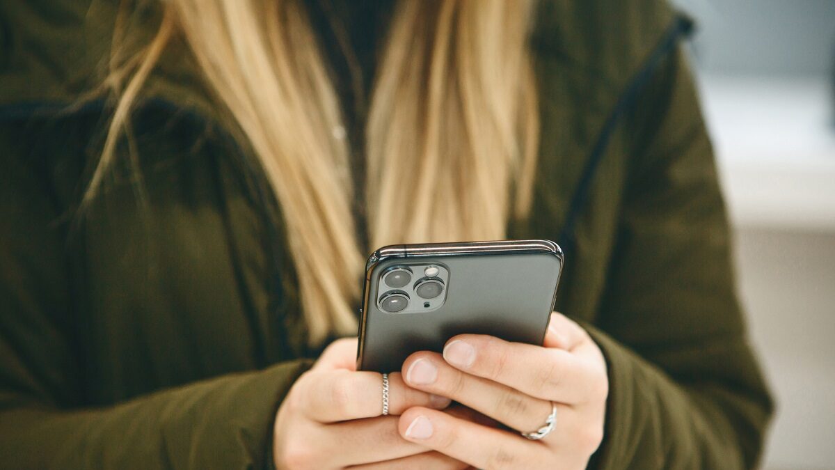 κορίτσι με κινητό