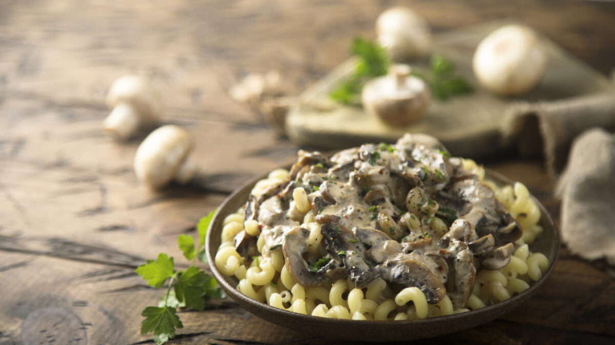 Ζυμαρικά με μανιτάρια και κρέμα γραβιέρας