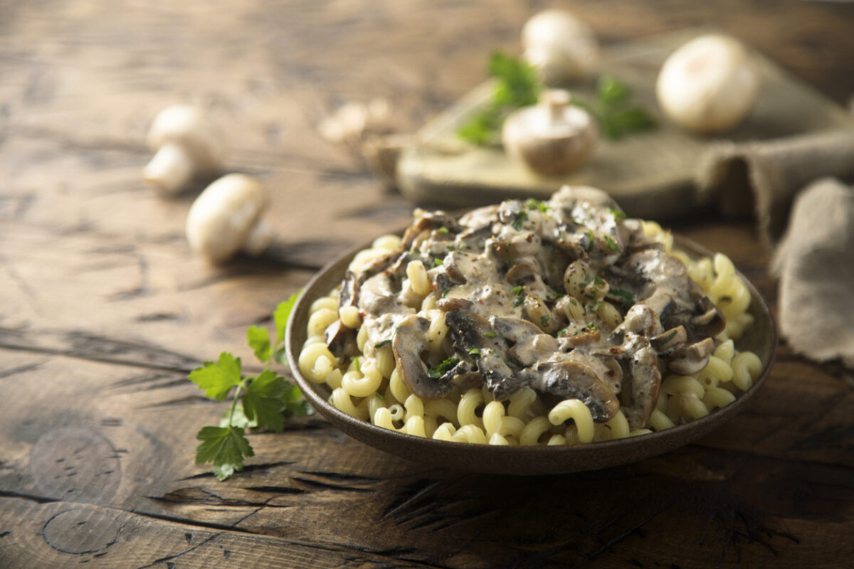 Ζυμαρικά με μανιτάρια και κρέμα γραβιέρας