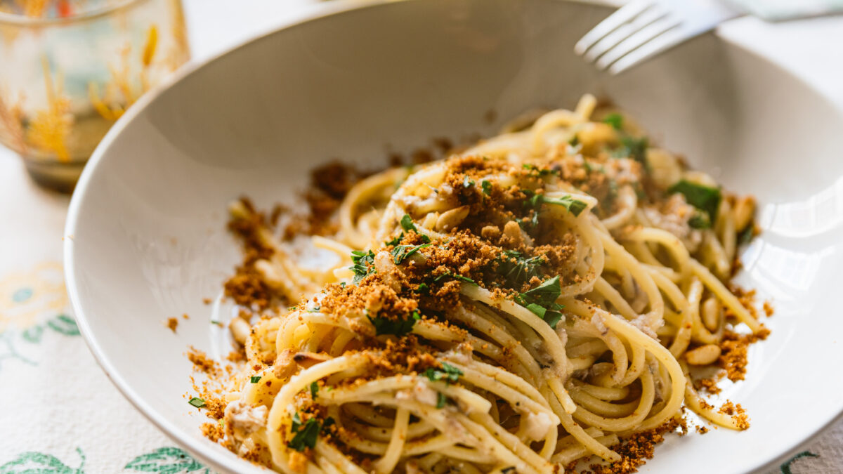 Ταχινομακαρονάδα με ξηρούς καρπούς