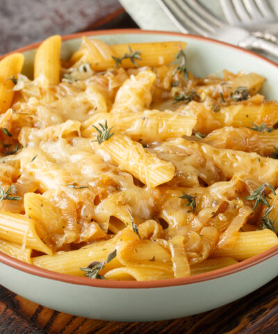 Πένες με καραμελωμένα κρεμμύδια