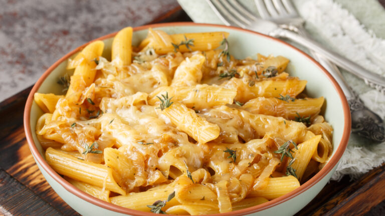 Πένες με καραμελωμένα κρεμμύδια