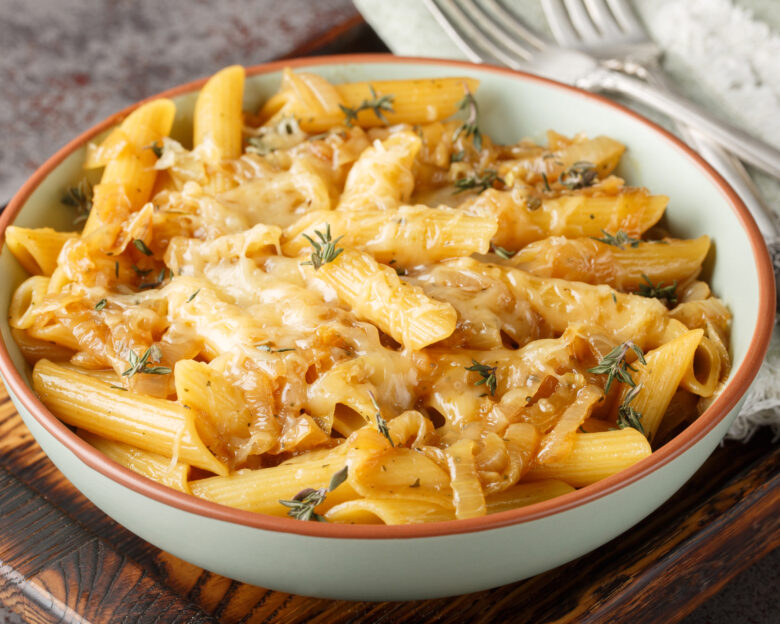 Πένες με καραμελωμένα κρεμμύδια