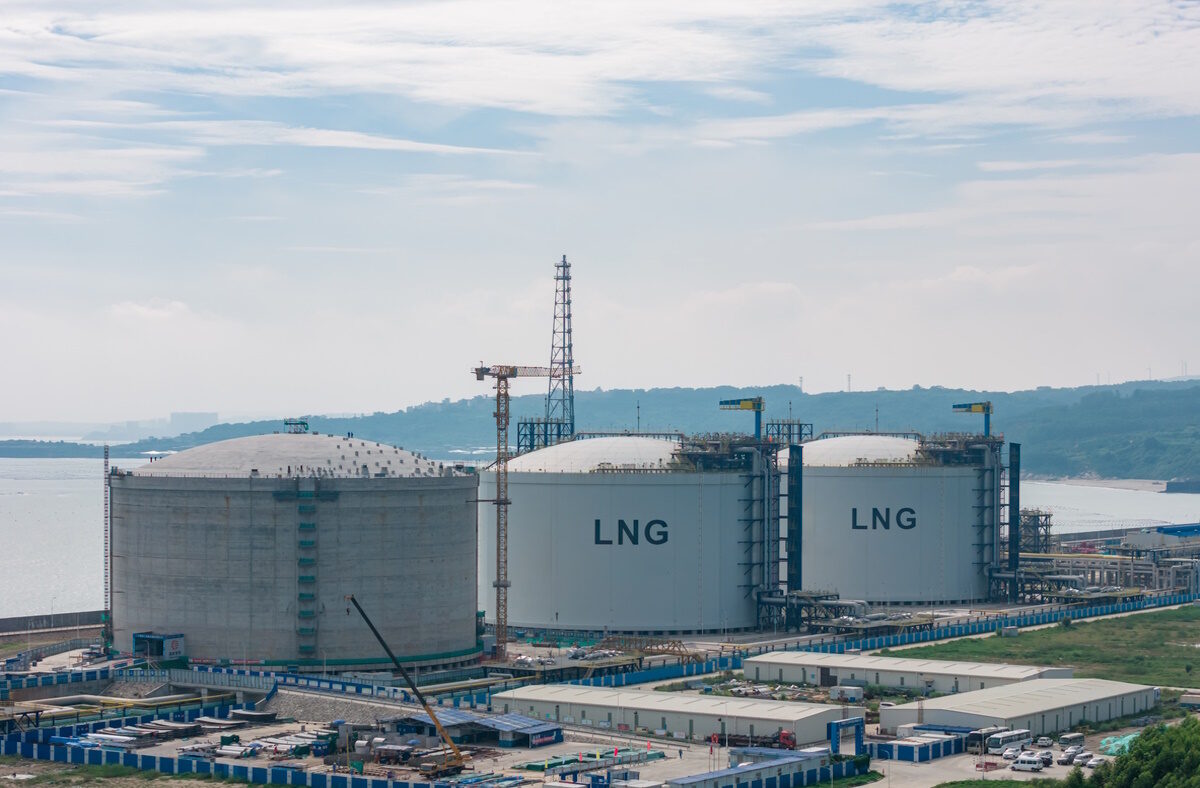 Large LNG storage tanks