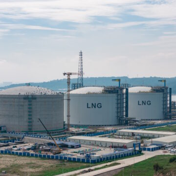 Large LNG storage tanks