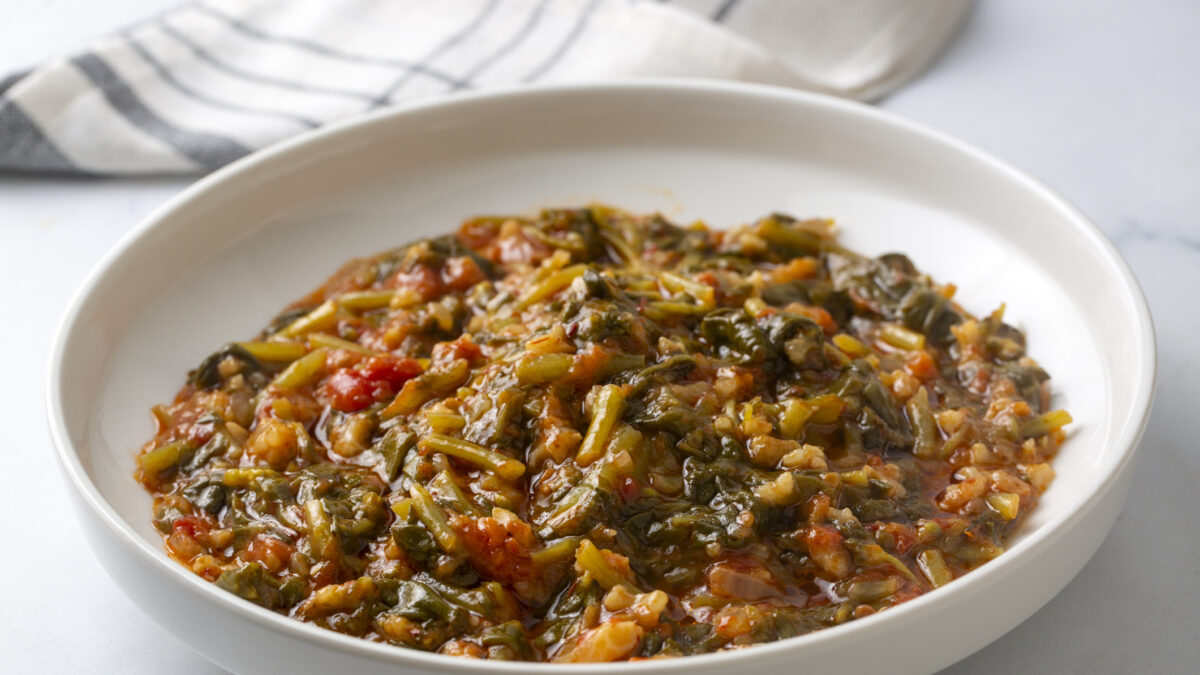 Σπανακόρυζο κοκκινιστό με μανιτάρια