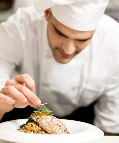 Χρυσοί Σκούφοι 2026: τα εστιατόρια που μπήκαν φέτος στον χάρτη των διακρίσεων