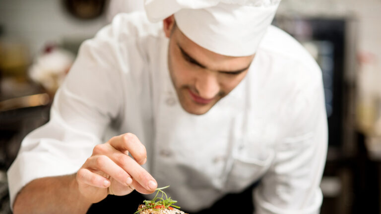 Χρυσοί Σκούφοι 2026: τα εστιατόρια που μπήκαν φέτος στον χάρτη των διακρίσεων