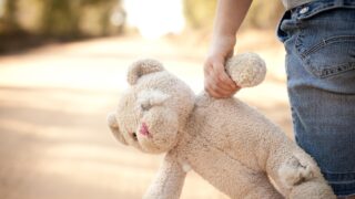 Κορίτσι κρατά παιδικό αρκουδάκι