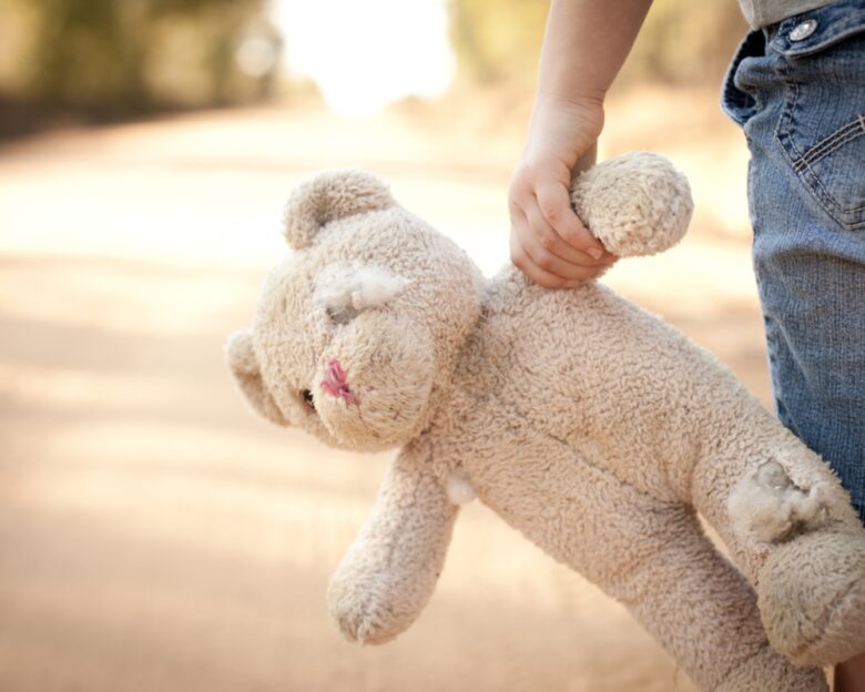 Κορίτσι κρατά παιδικό αρκουδάκι