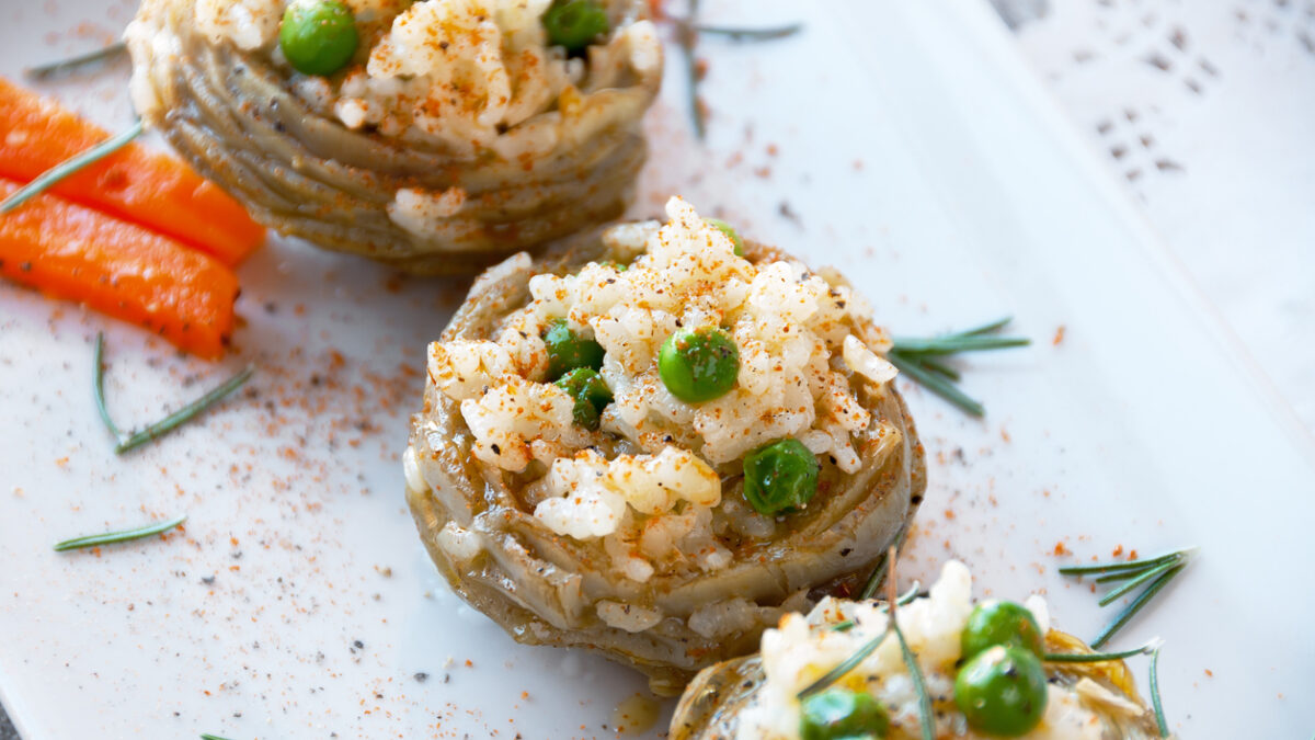 Αγκινάρες με ρύζι και αρακά