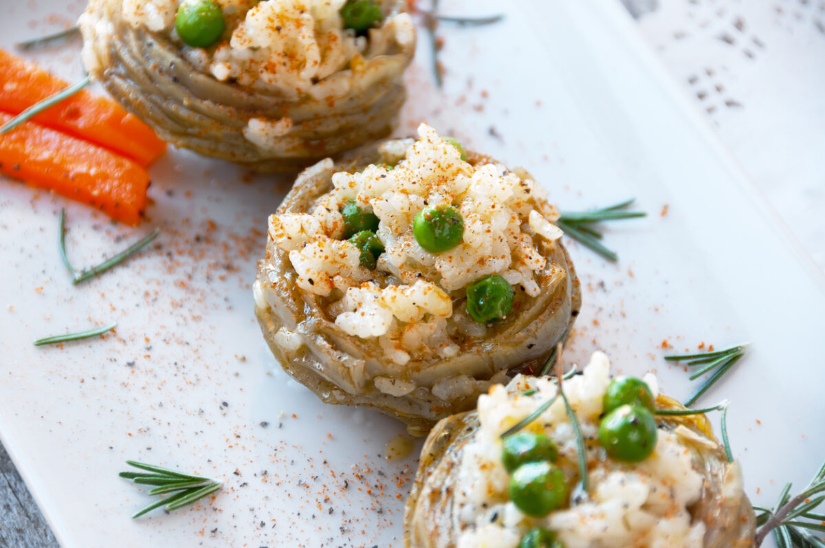 Συνταγή για αγκινάρες γεμιστές με ρύζι και αρακά