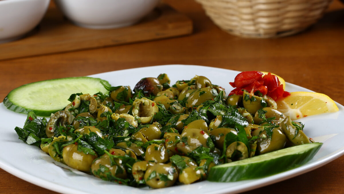 Σαλάτα με πράσινες ελιές