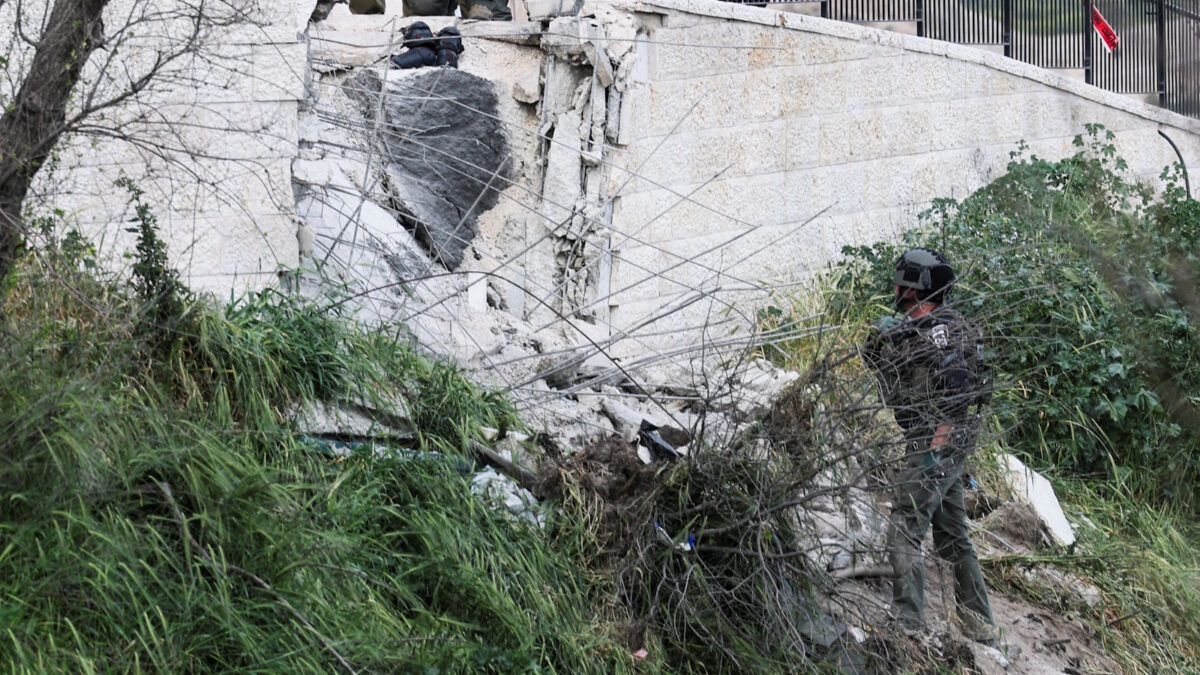 Μέλος των ιδραηλινών δυνάμεων ασφαλείας ελέγχει σημείο που χτυπήθηκε από θραύσματα ιρανικού πυραύλου στην Ιερουσαλήμ