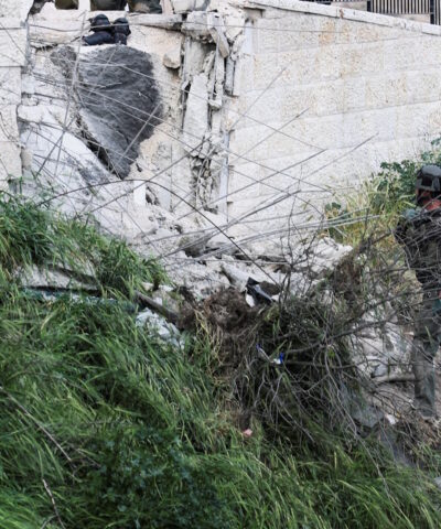 Μέλος των ιδραηλινών δυνάμεων ασφαλείας ελέγχει σημείο που χτυπήθηκε από θραύσματα ιρανικού πυραύλου στην Ιερουσαλήμ